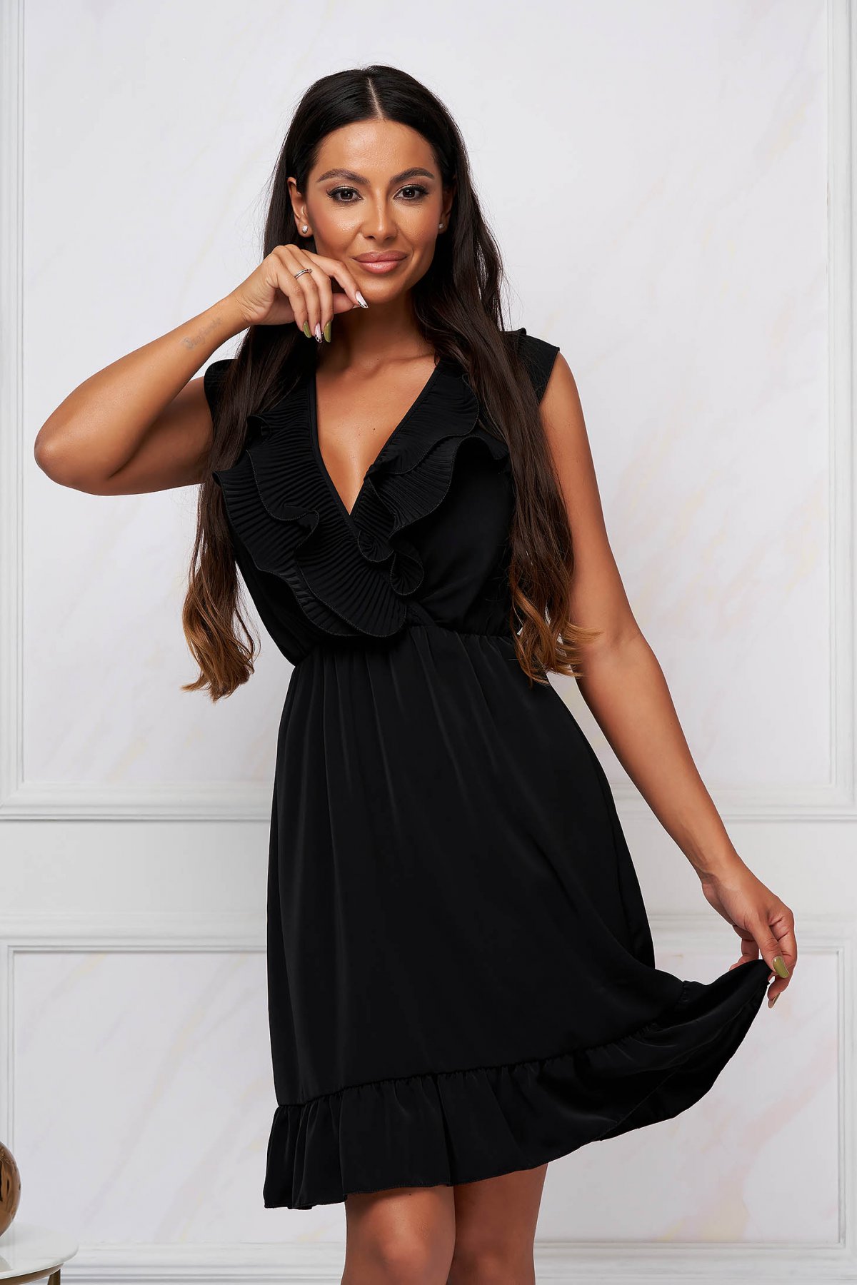 Rochie neagra scurta in clos cu elastic in talie din georgette cu volanase pe linia decolteului