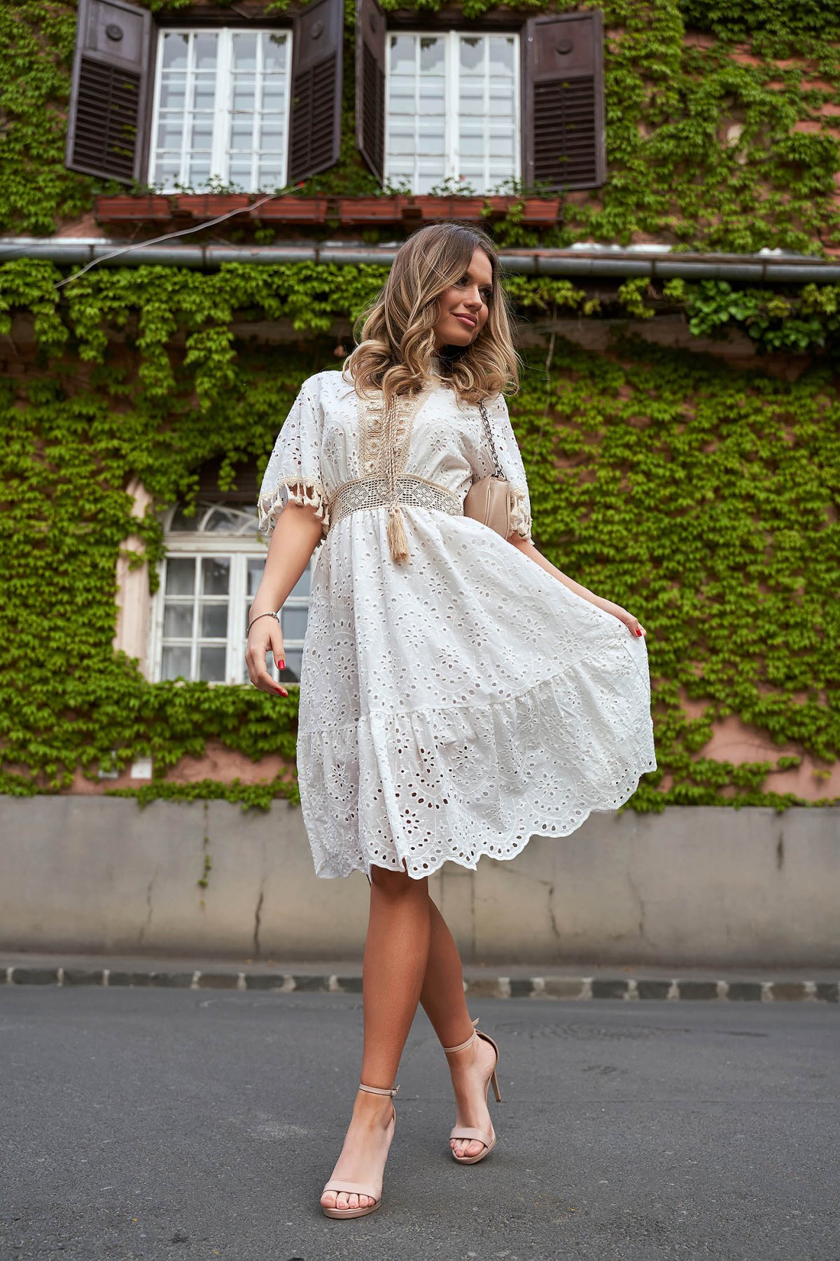 Rochie SunShine alba midi in clos cu elastic in talie din ghipură cu broderie in fata