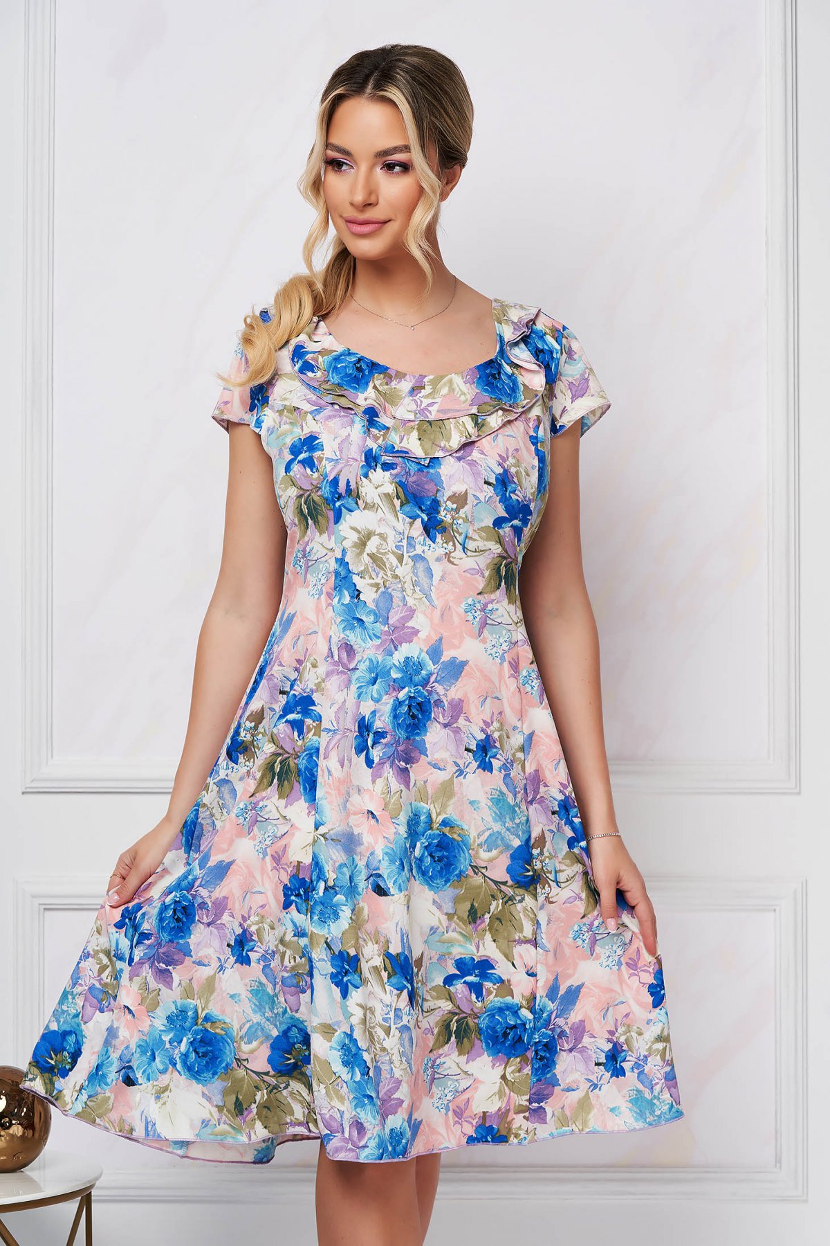 Rochie midi in clos din material subtire cu volanase pe linia decolteului si imprimeu floral