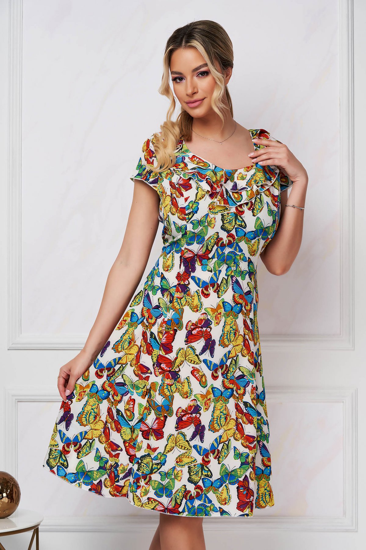 Rochie cu imprimeu floral midi in clos din material subtire cu volanase pe linia decolteului si imprimeu floral