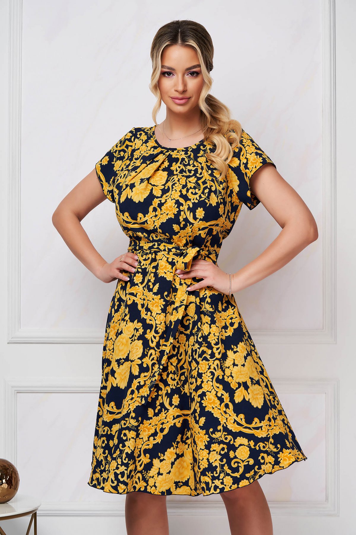 Rochie midi in clos din stofa elastica cu imprimeu abstract - Rochii-Dama.ro