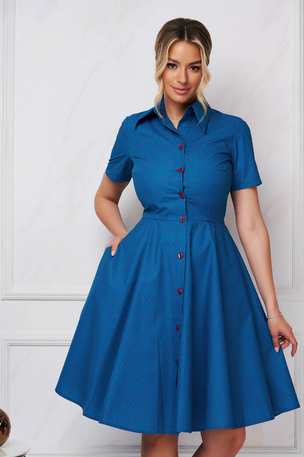 Rochie scurta in clos din bumbac cu inchidere in fata si imprimeu cu buline