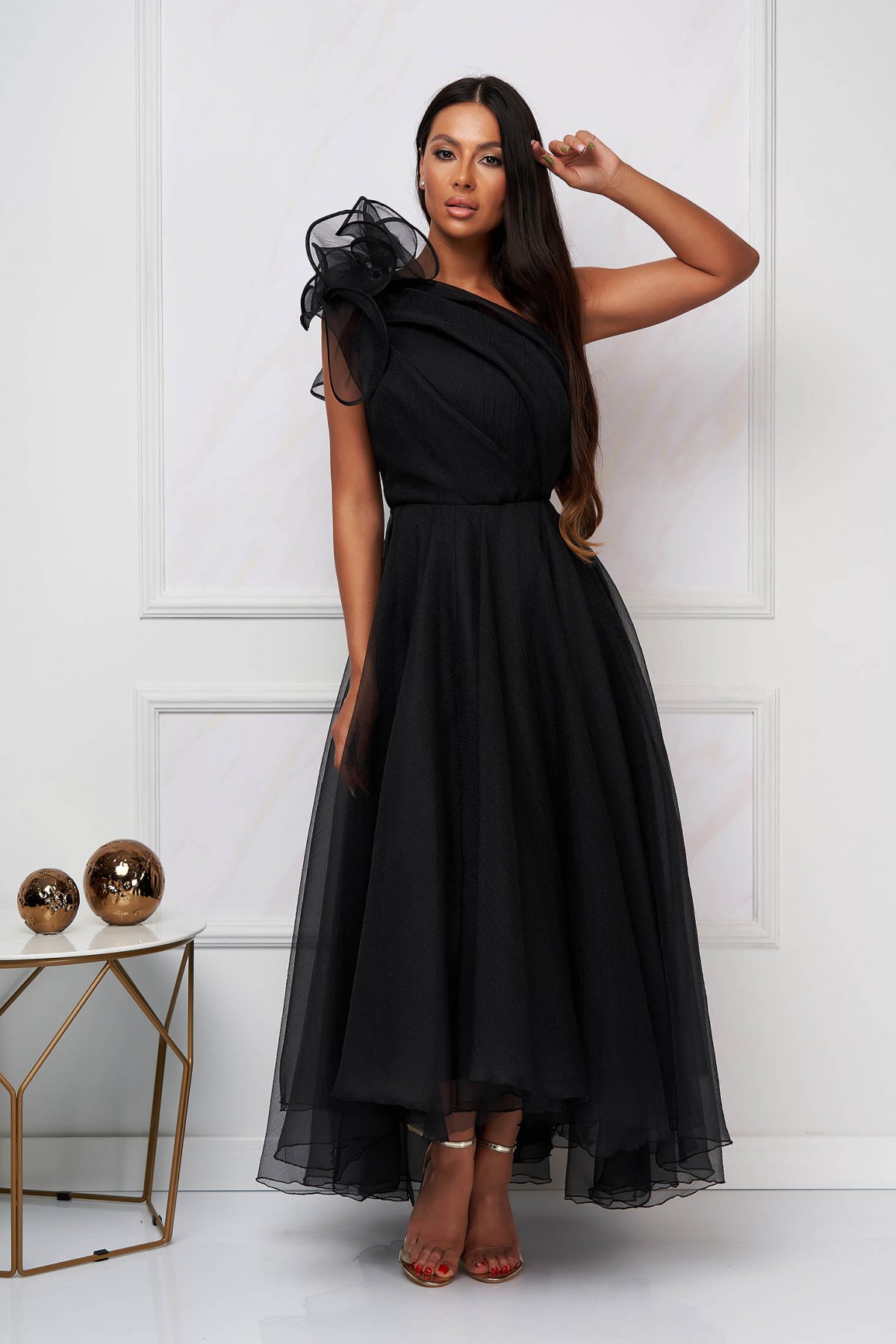 Rochie Ana Radu neagra de ocazie in clos din organza cu volanase pe umar