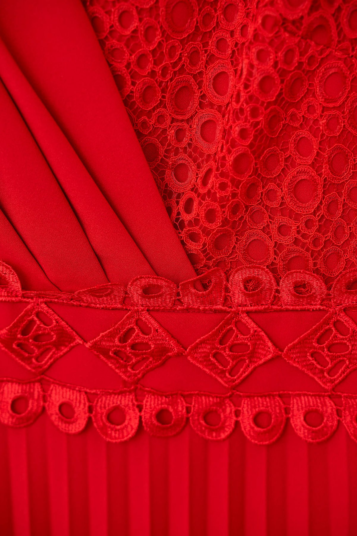 Rochie eleganta plisata rosie midi in clos din stofa elastica si dantela