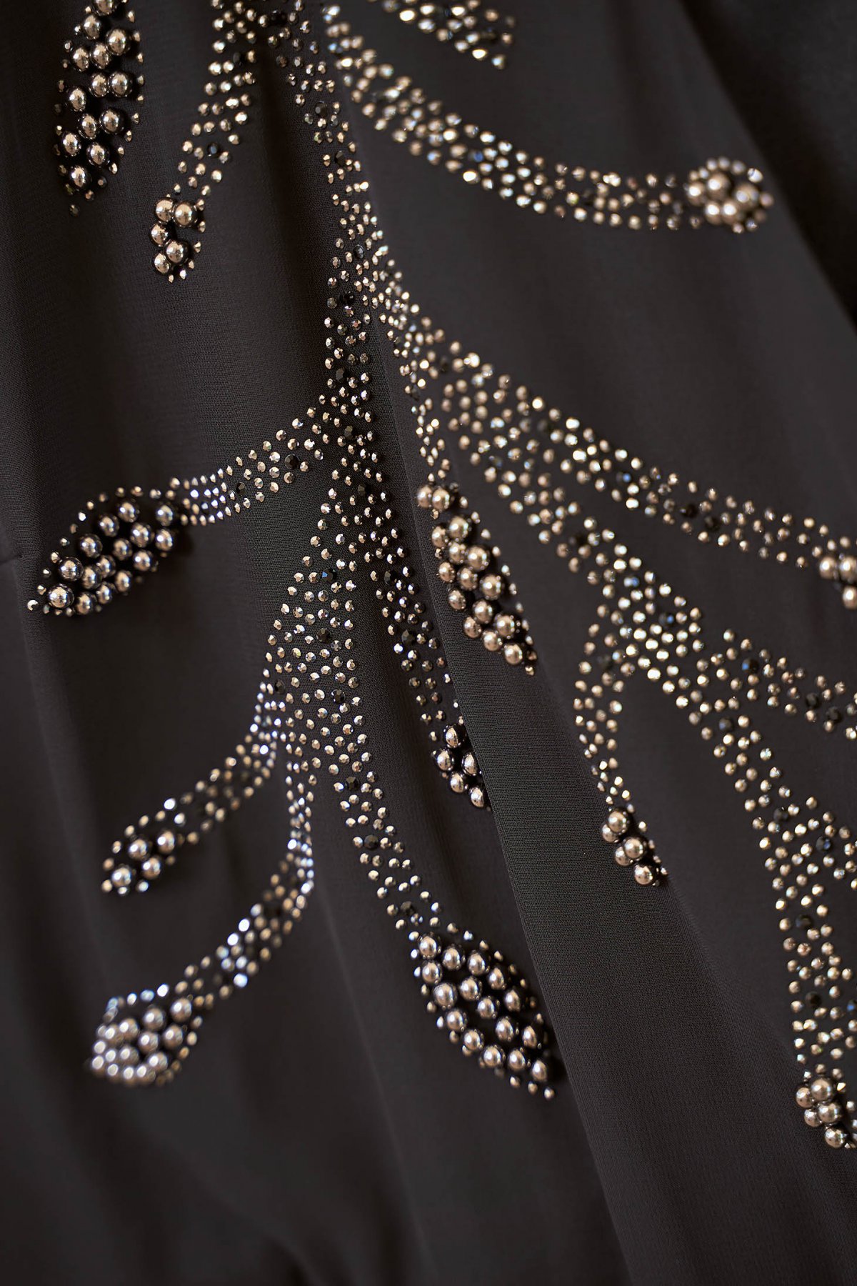 Rochie eleganta neagra midi in clos din voal cu aplicatii cu perle si pietre strass