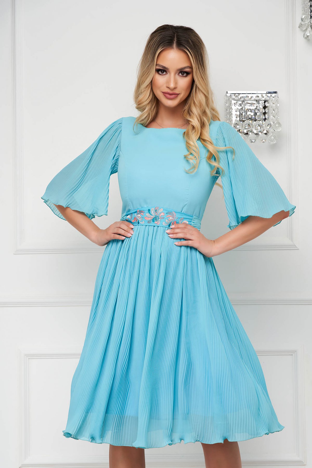 Rochie de ocazie plisata din voal albastru aqua midi in clos accesorizata cu cordon brodat in atelierele proprii - StarShinerS