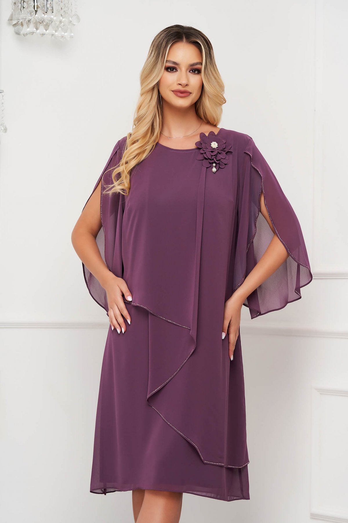 Rochie din voal din voal mov deschis midi cu croi larg accesorizata cu brosa