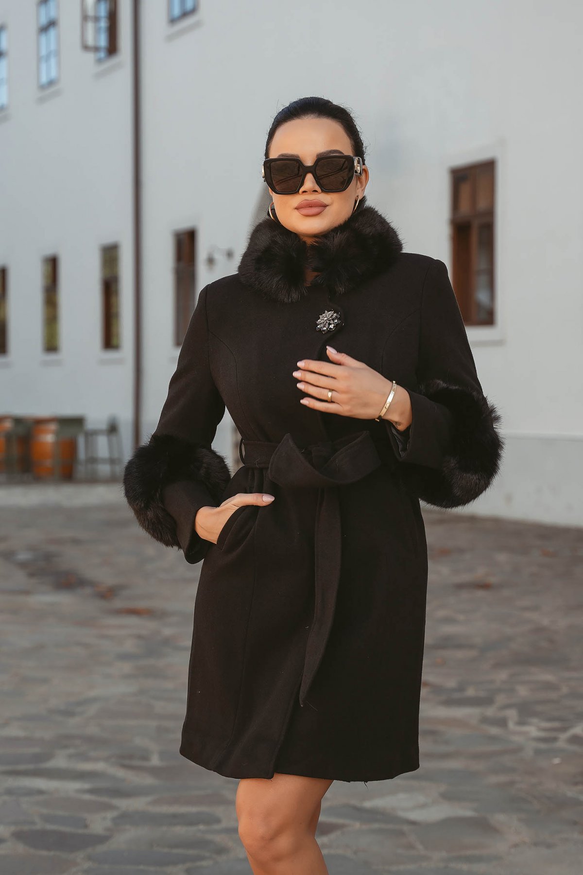 Palton dama din lana negru in clos captusit pe interior cu insertii de blana ecologica - SunShine