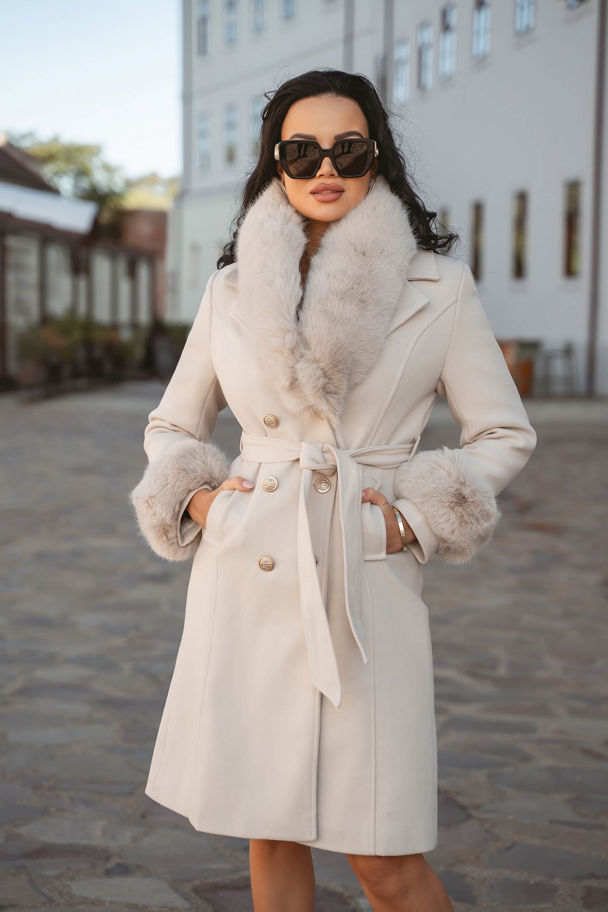 Palton dama din lana crem in clos cu guler si mansete din blana ecologica - SunShine