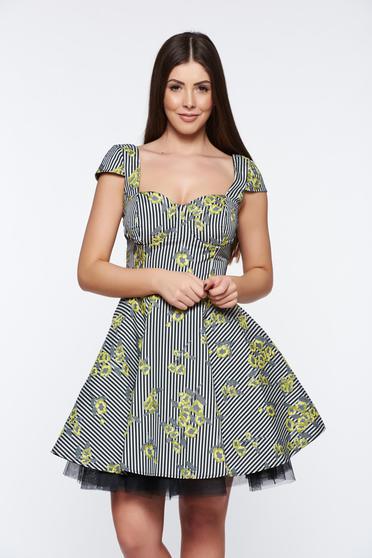 poze cu Rochie Artista galbena de ocazie in clos cu bust buretat cu tul pe dedesupt