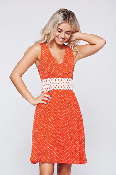 poze cu Rochie rosie in clos cu buline cu insertii de broderie