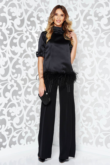 Bluza dama Ana Radu neagra de lux pe gat cu croi larg din material satinat accesorizata cu fundite si pene