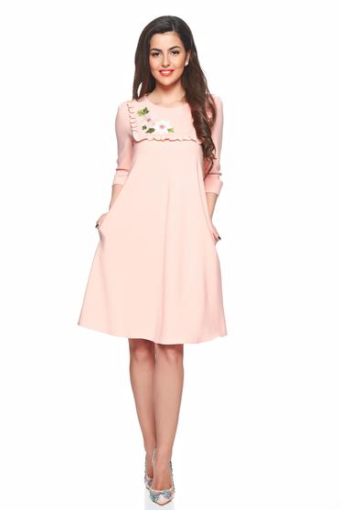 Rochie cu croi larg LaDonna piersica cu insertii de broderie