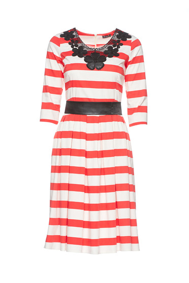 Rochie Artista rosie de zi in clos din bumbac usor elastic cu aplicatii de dantela tricotata