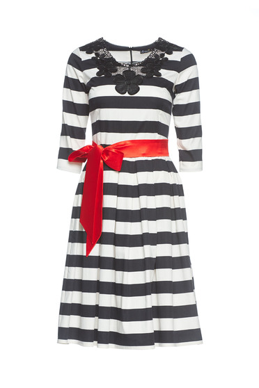 Rochie Artista neagra de zi in clos din bumbac usor elastic cu aplicatii de dantela tricotata