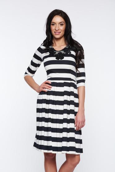 Rochie Artista neagra de zi in clos din bumbac usor elastic cu aplicatii de dantela tricotata