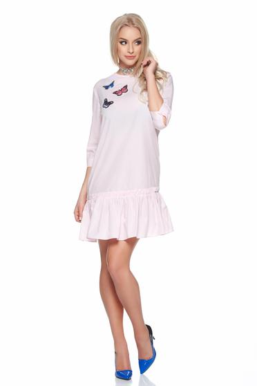 Rochie PrettyGirl roz deschis de zi brodata din bumbac cu volanase la baza rochiei