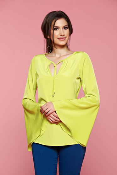 poze cu Bluza dama cu maneci clopot PrettyGirl verde-deschis accesorizata cu snur