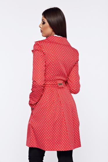 Trench LaDonna rosu cu buline cu brosa in forma de floare