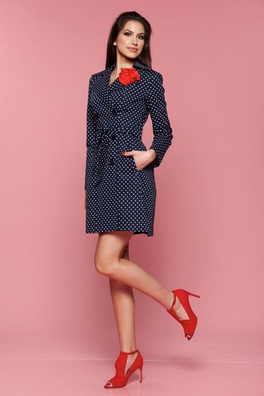 Trench LaDonna albastru-inchis cu buline cu brosa in forma de floare
