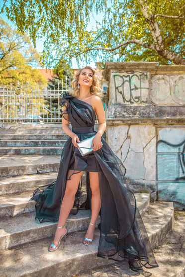 Rochie Ana Radu neagra de lux asimetrica pe umar captusita pe interior accesorizata cu cordon