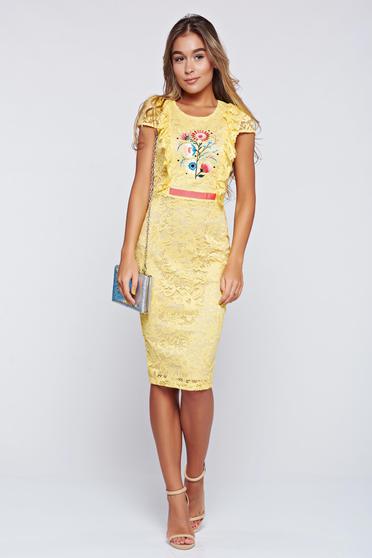 Rochie StarShinerS galbena de ocazie brodata din material dantelat