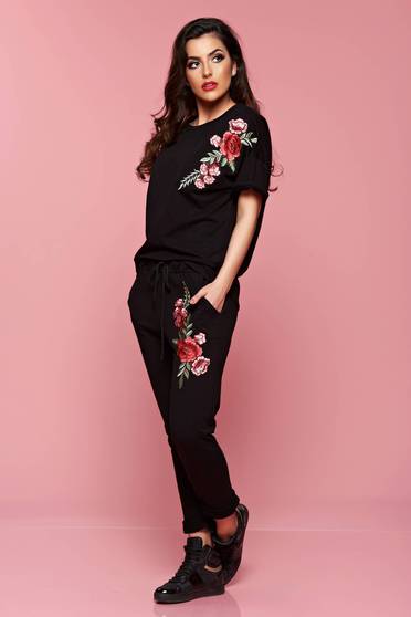 Pantaloni cu buzunare negri cu insertii de broderie