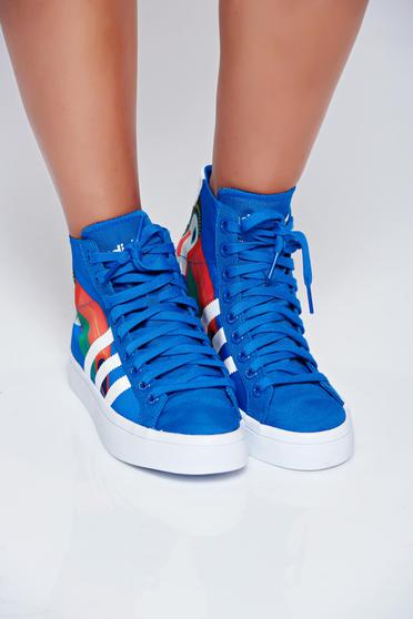 poze cu Pantofi sport Adidas originals courtvantage albastru cu siret cu print
