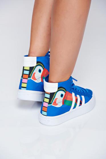 poze cu Pantofi sport Adidas originals courtvantage albastru cu siret cu print