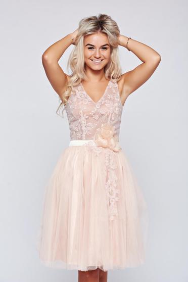 Rochie LaDonna piersica de ocazie brodata in clos din material dantelat