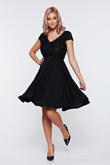Rochie StarShinerS neagra de ocazie in clos din voal cu flori in relief