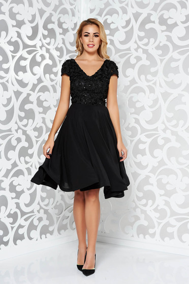 Rochie StarShinerS neagra de ocazie in clos din voal cu flori in relief