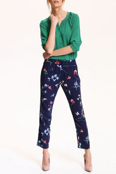 Pantaloni Top Secret albastru-inchis cu imprimeuri florale cu buzunare