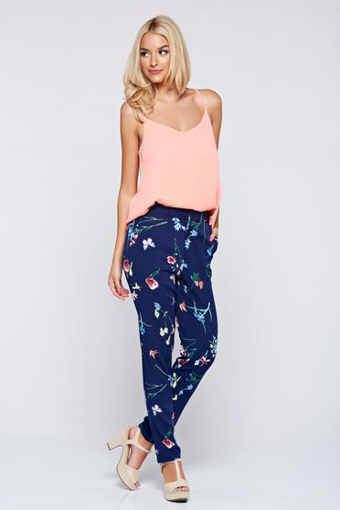 Pantaloni Top Secret albastru-inchis cu imprimeuri florale cu buzunare