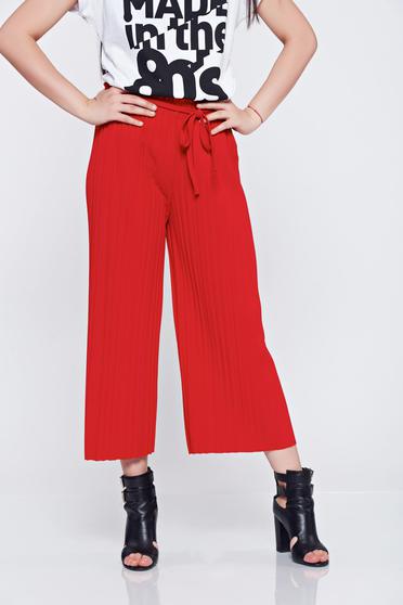 Pantaloni cu croi larg cu elastic in talie rosii cu pliuri de material
