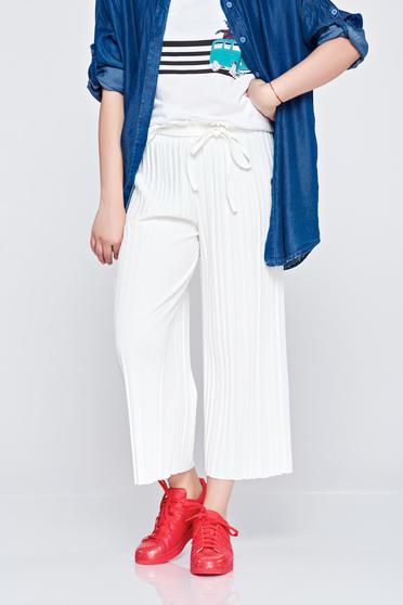 Pantaloni cu croi larg cu elastic in talie albi cu pliuri de material