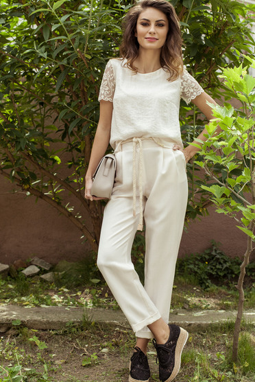 Pantaloni cu croi larg cu buzunare PrettyGirl crem accesorizat cu snur