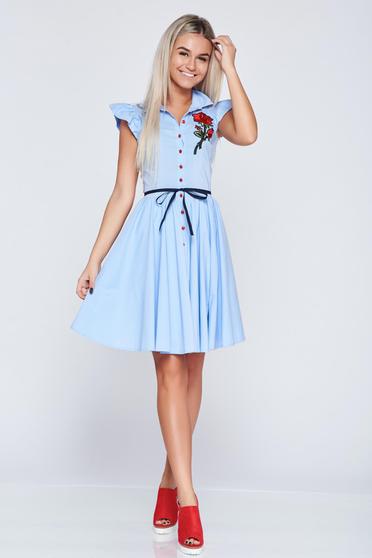 Rochie casual in clos Fofy albastra-deschis cu insertii de broderie