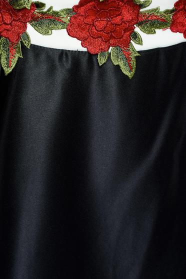 poze cu Rochie Artista neagra din material satinat cu insertii de broderie