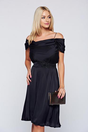 Rochie LaDonna neagra de ocazie in clos cu umeri goi din material satinat