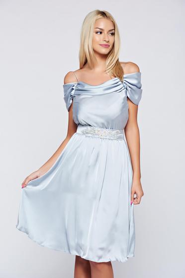 Rochie LaDonna gri de ocazie in clos cu umeri goi din material satinat