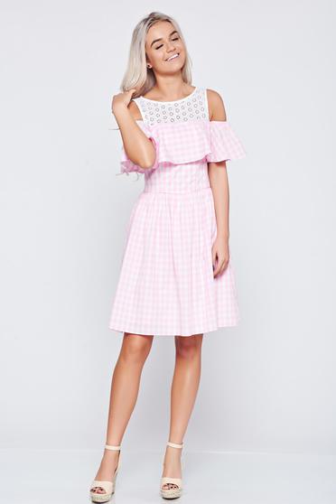 Rochie LaDonna roz deschis casual in clos cu aplicatii de dantela