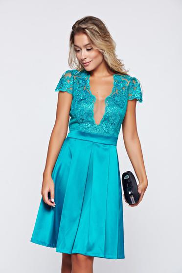 Rochie Fofy verde de ocazie in clos cu decolteu