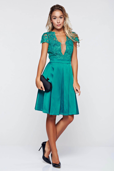 Rochie Fofy verde de ocazie in clos cu decolteu