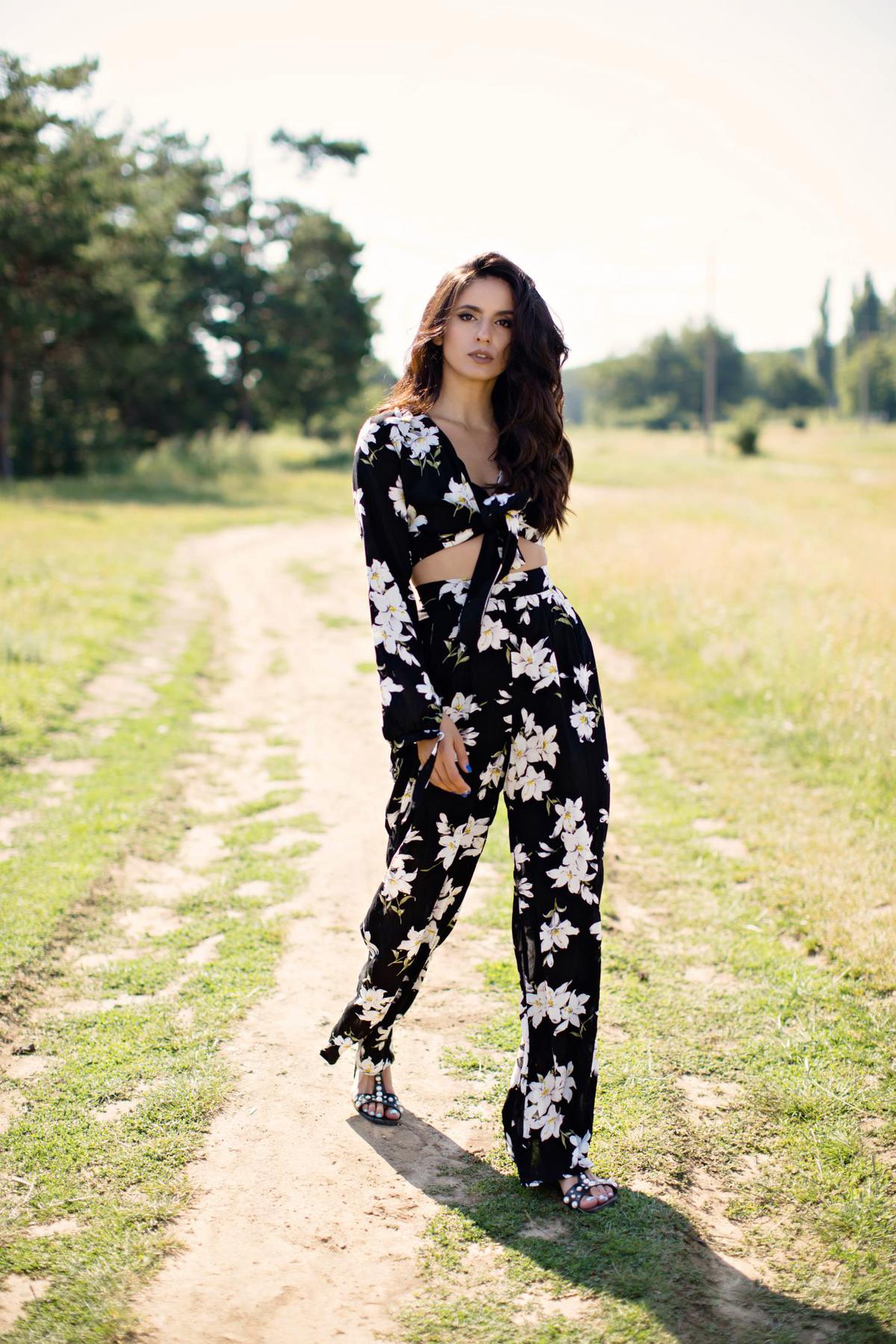 Top Ioana Grama by StarShinerS negru din material vaporos cu imprimeuri florale