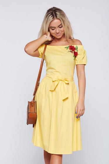 Rochie LaDonna galbena brodata cu croi larg pe umeri