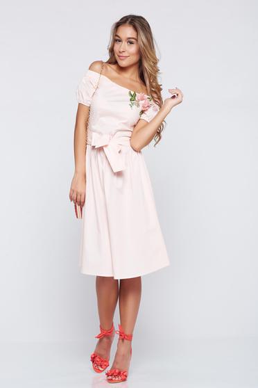 Rochie LaDonna roz brodata cu croi larg pe umeri