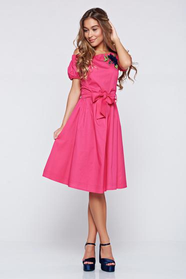 Rochie LaDonna corai brodata cu croi larg pe umeri