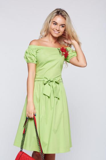 Rochie LaDonna verde-deschis brodata cu croi larg pe umeri