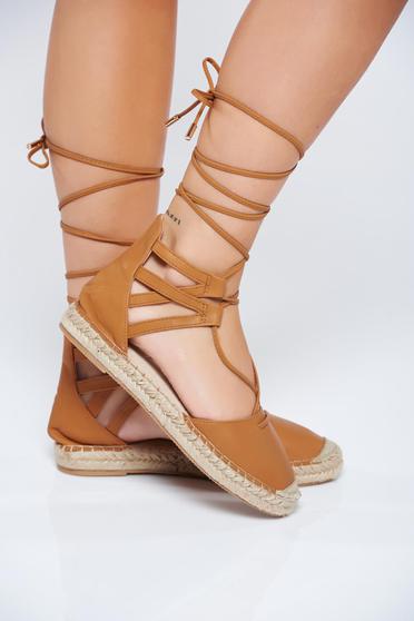 Espadrile maro cu talpa usoara din material impletit accesorizati cu snur